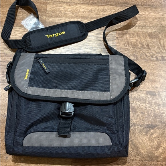 TARGUS BLACK & GREY SMALL MESSENGER BAG, CITY PERSONAL BAG, TABLET BAG - Picture 2 of 7